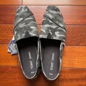 NWT Camo Toms Size 8.5 Women's ❤️